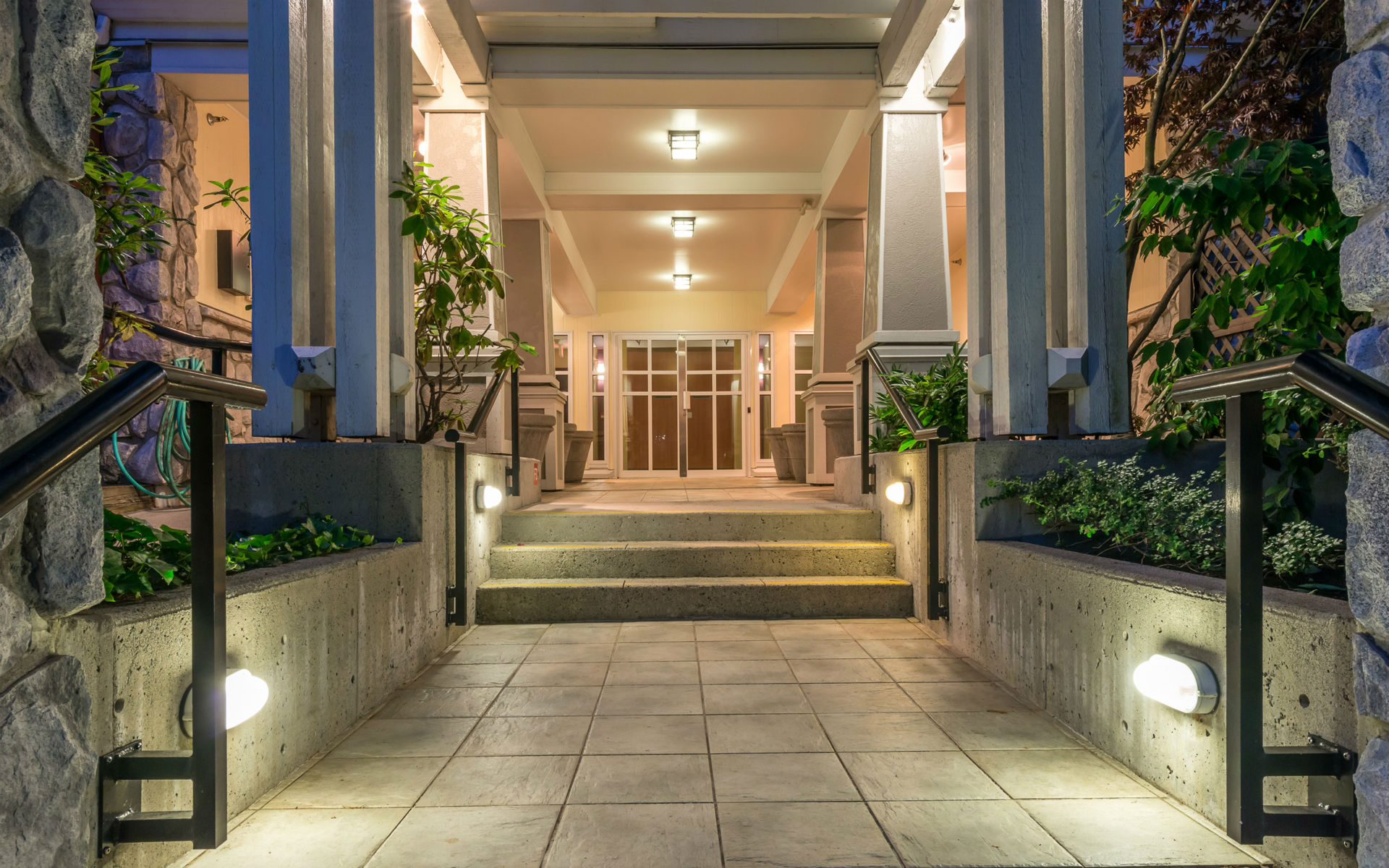 High-end building entrance lighting